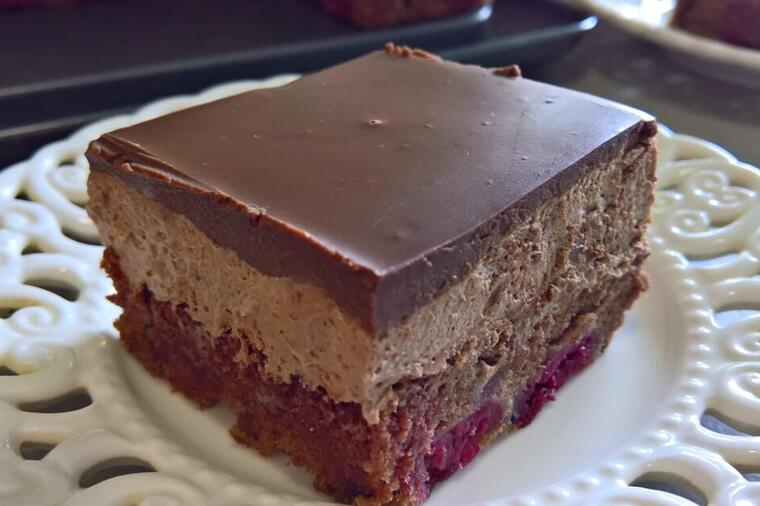 Najsočniji čokoladni kolač s višnjama, pravi se za 10 minuta: Topi se u ustima koliko je kremast, a neverovatno osvežava