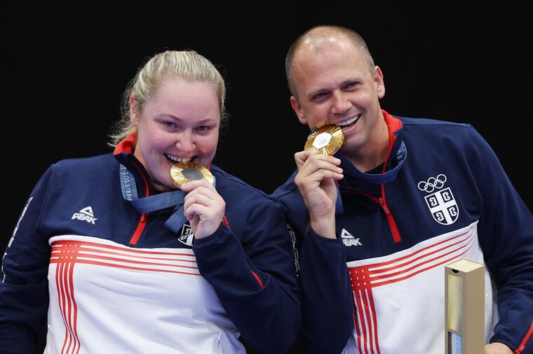 Zašto svi sportisti grizu zlatnu medalju? Neverovatan razlog krije se iza ove duge i neobične tradicije