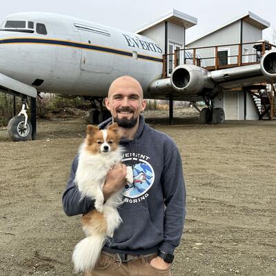 Bivši pilot avion pretvorio u kuću: Neverovatno je živeti u letelici, a kad čujete koliko od toga zarađuje šokiraćete se