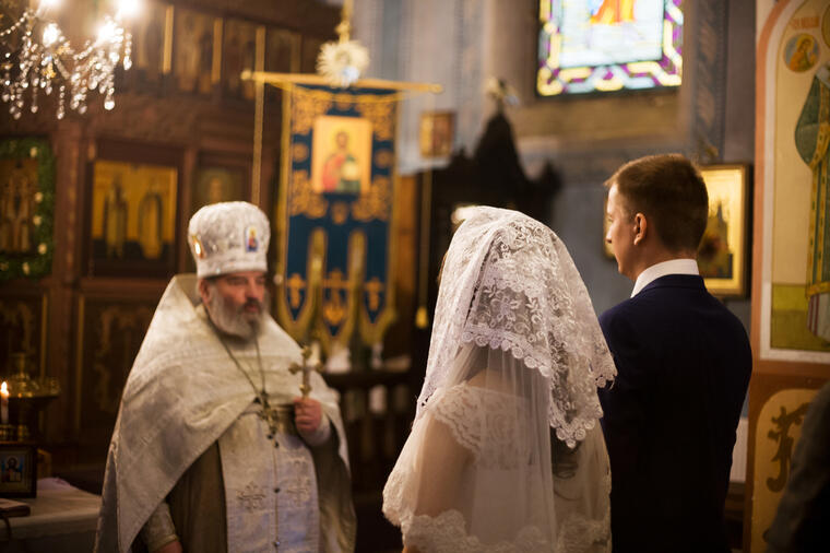 Sveštenik dao blagoslov Srpkinji da se uda za svog brata pa iznenadio objašnjenjem: Evo zašto ovaj slučaj nije incest