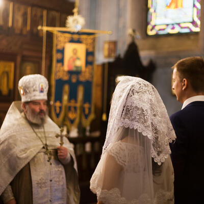 Sveštenik dao blagoslov Srpkinji da se uda za svog brata pa iznenadio objašnjenjem: Evo zašto ovaj slučaj nije incest