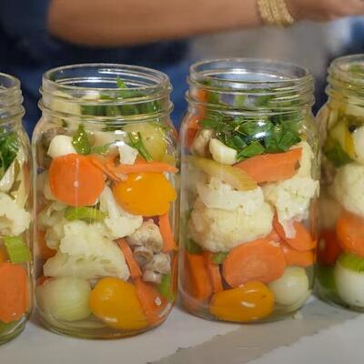 Kako Grci prave zimnicu? Donosimo vam 3 najlepša recepta za ajvar, mešanu salatu i turšiju koja savršeno idu uz sva jela