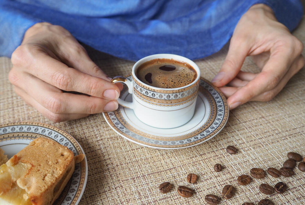 Starija žena, Kafa