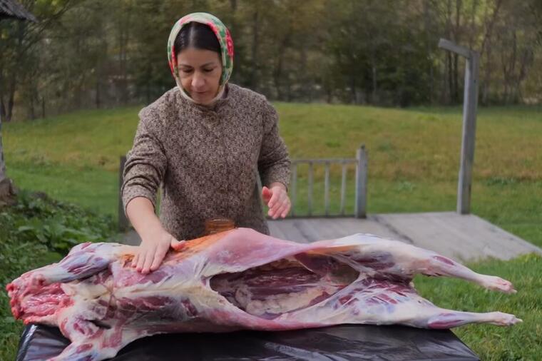 Napustila je grad i posao i preselila se u planinu: Kad ljudi vide kako Marija sama iseče i ispeče jagnje, ostanu u čudu