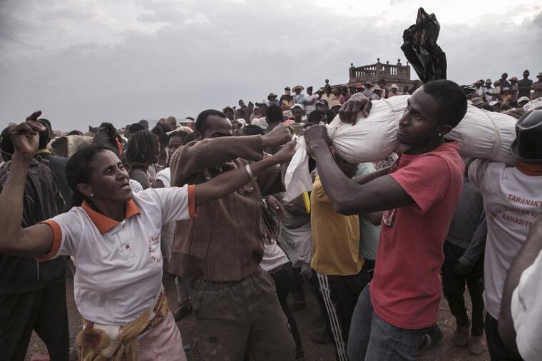 U Madagaskaru iskopavaju kosti svojih predaka, obmotavaju ih krpama i plešu sa njima: 10 bizarnih tradicija širom sveta