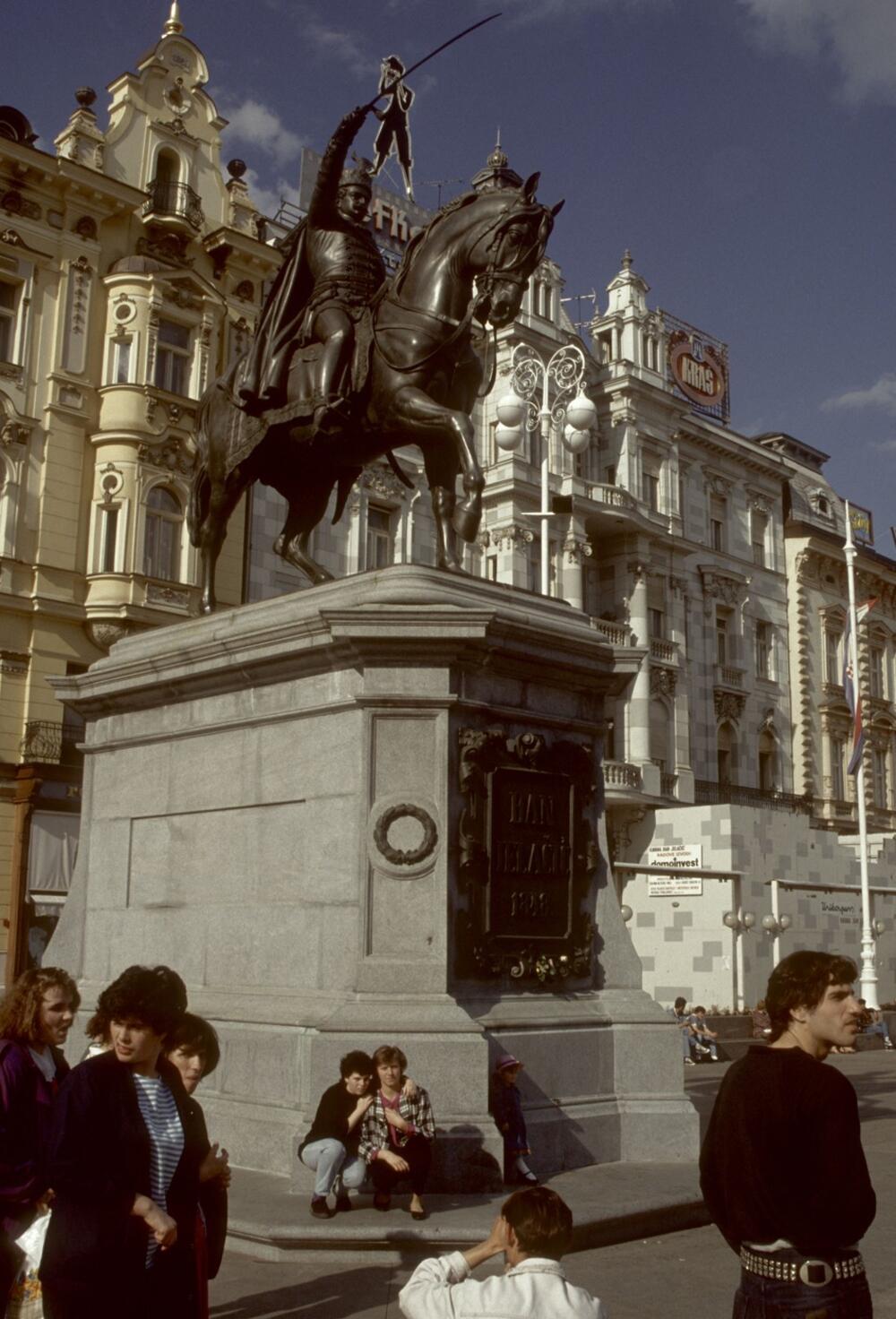 Spomenik banu Jelačiću prvo je gledao ka Mađarskoj, da bi sada bio okrenut ka jugu