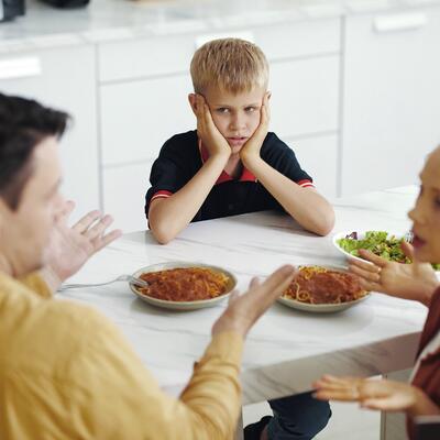 Da li je u redu svađati se pred decom: Da li mališane treba štititi kad se roditelji sporečkaju ili ipak ne