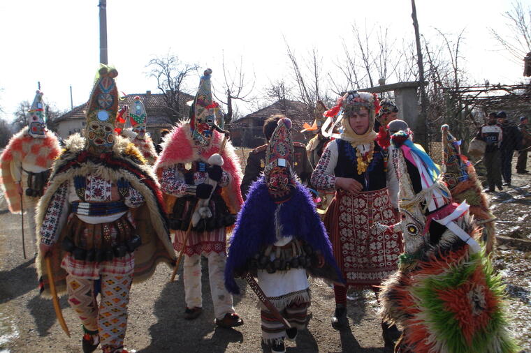 Bizaran Balkanski ritual održan u Bugarskoj: Kukeri teraju zle duhove i simbolizuju plodnost noseći šok stvar oko struka