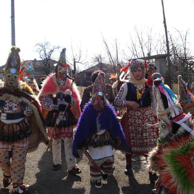 Bizaran Balkanski ritual održan u Bugarskoj: Kukeri teraju zle duhove i simbolizuju plodnost noseći šok stvar oko struka