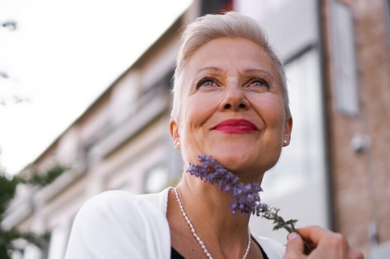 Ovo je jedina frizura za žene 50+ sa efektom zatezanja lica, koja momentalno podmlađuje: Izgleda skupo i elegantno