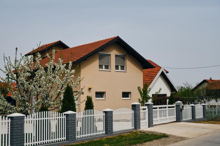 Čovek nije znao da 7 godina NE ŽIVI SAM u kući: Slučajno našao tajna vrata, a onda...