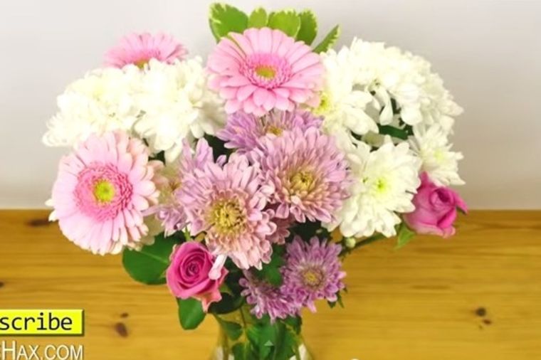Cveće sa selotejpom na vazi