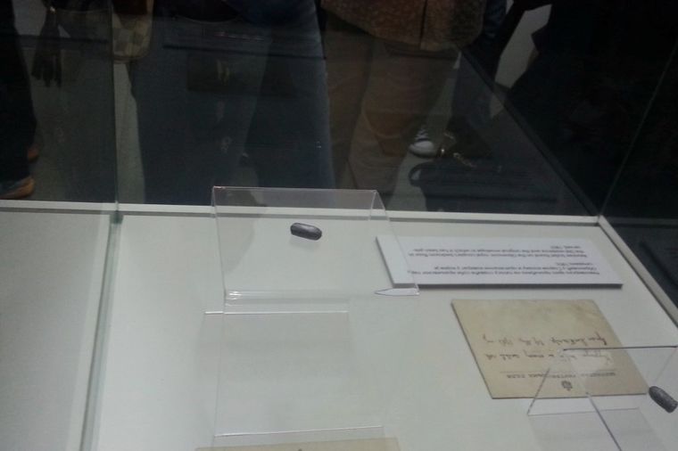 Foto: Stil / Dva metka, jedan koji je usmrtio kraljicu Dragu, a drugi je pronađen u sobi atentata