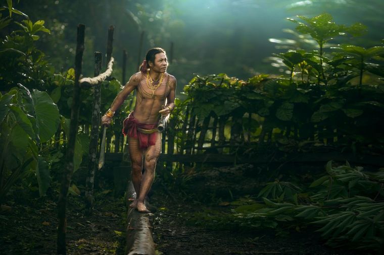 Foto: Profimedia, Muškarac iz plemena Mentavai kreće u lov
