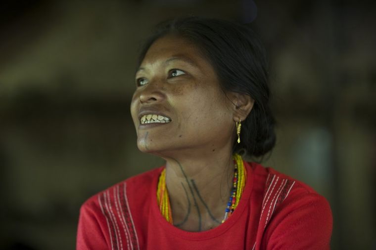Foto: Profimedia, Žena iz plemena Mentavai, ponosno pozira pokazujući svoje zašiljene zube